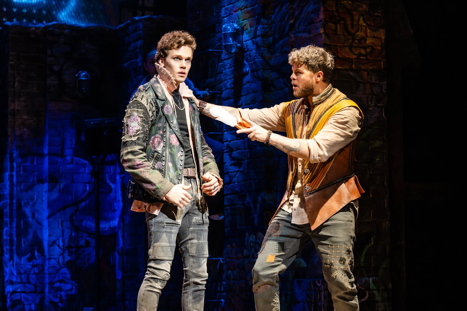 L-R Ben Jackson Walker as Romeo and Jay McGuiness as Shakespeare-in-&-Juliet-UK-&-Ireland-Tour-credit Danny-Kaan