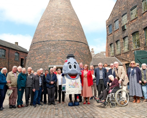 Lord-Mayor-stoke-on-trent-lyn-sharpe-and-staff-and-volunteers-gladstone-pottery-museum