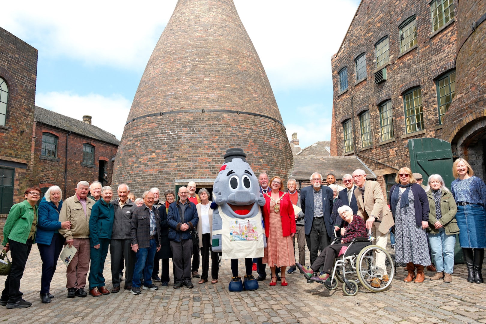 Lord-Mayor-stoke-on-trent-lyn-sharpe-and-staff-and-volunteers-gladstone-pottery-museum