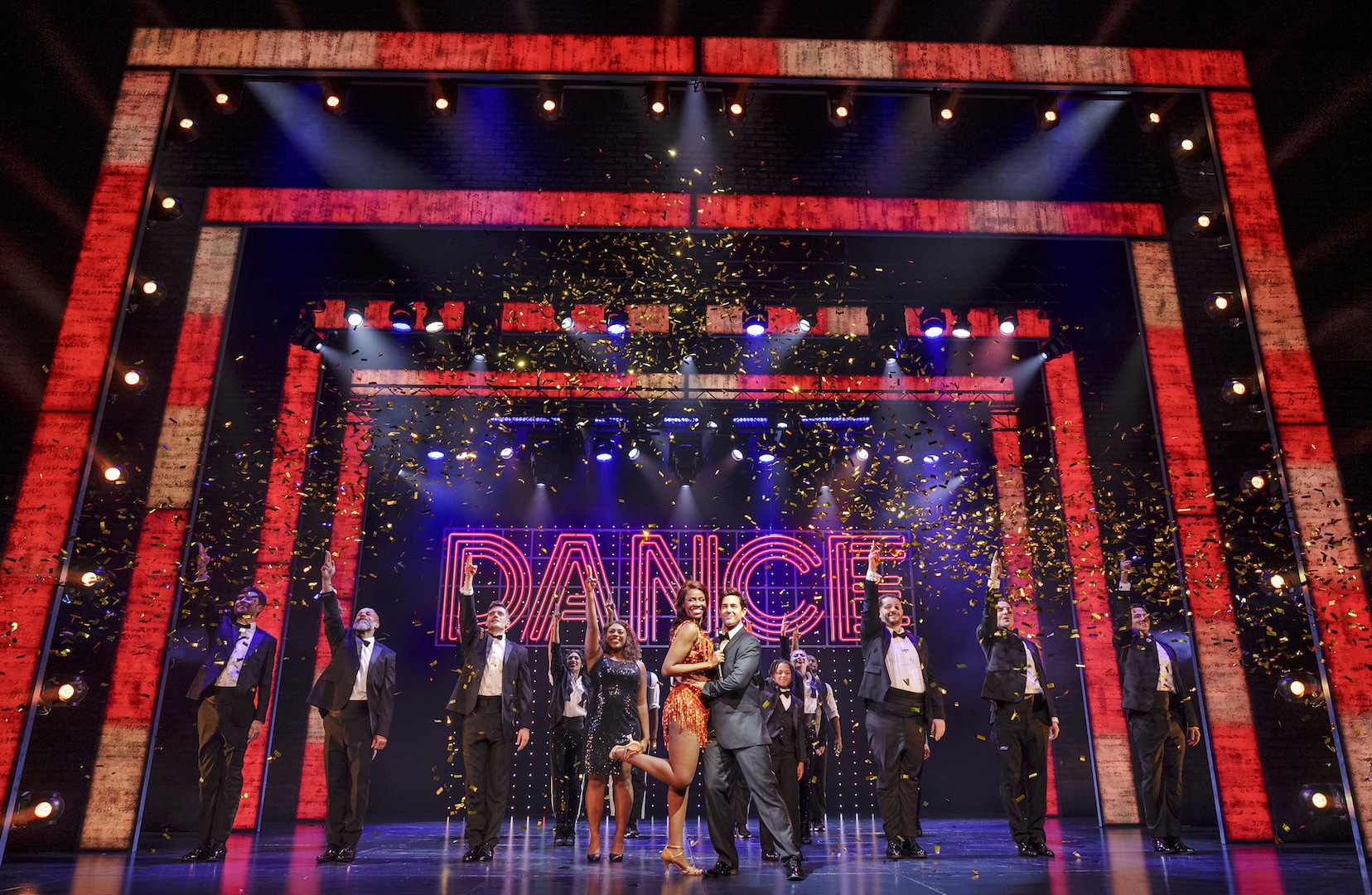THE BODYGUARD. Sidonie Smith (Rachel Marron), Adam Garcia (Frank Farmer) and Company. Photo Paul Coltas The-Bodyguard-Regent-2025-Photo-credit-paul-Coltas