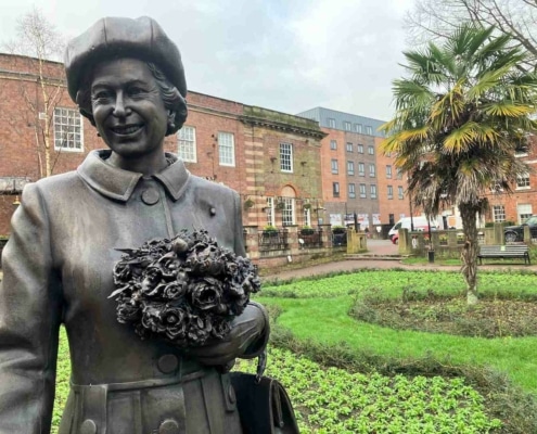 Queen-Elizabeth--statue-newcastle-under-lyme